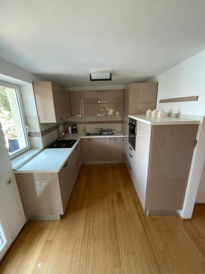 Apartment Victoria Стара Башка Екстер'єр фото