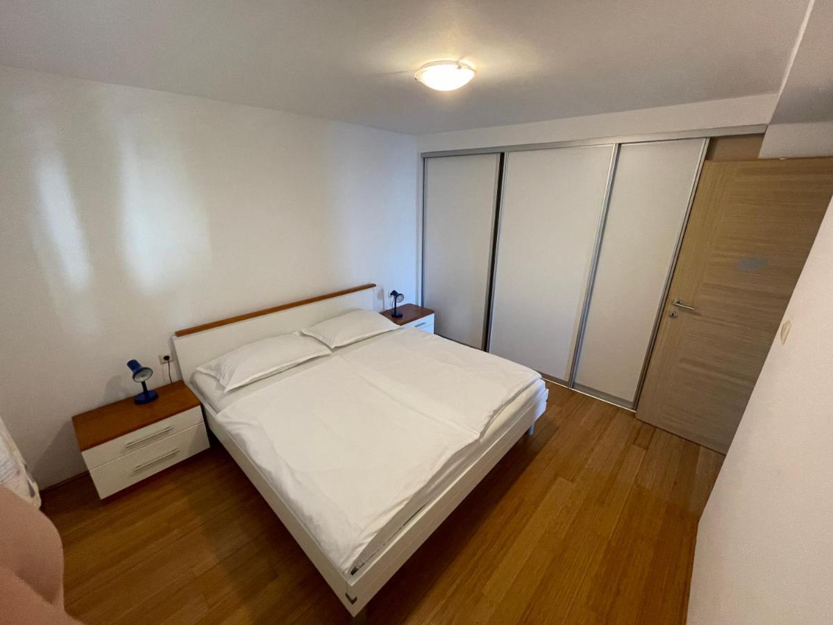 Apartment Victoria Стара Башка Екстер'єр фото